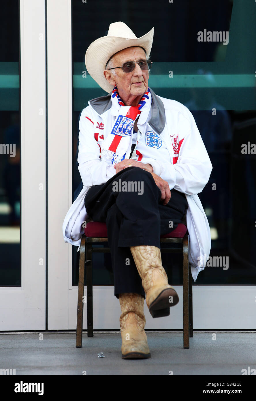 Ein England-Fan wartet vor dem Stadion vor dem FIFA Women's World Cup Canada 2015 Quarter Final Match zwischen Kanada und England im BC Place Stadium in Vancouver, BC, Kanada. Stockfoto