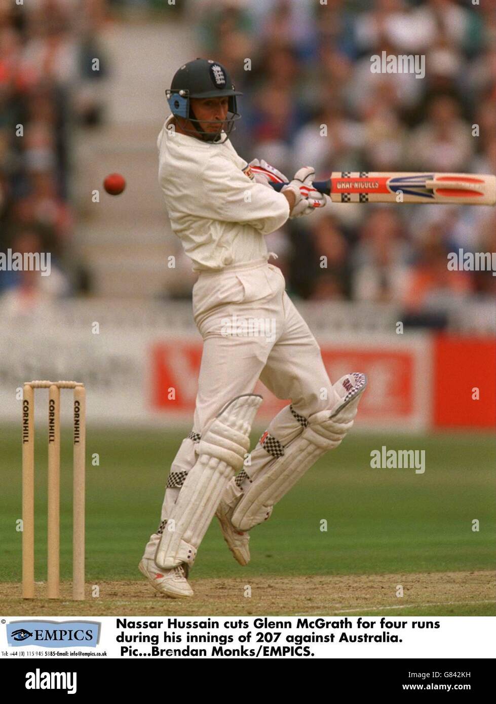 International Cricket-England / Australien-1. Test, Edgbaston.. Nasser Hussain schneidet Glenn McGrath während seiner Innings von 207 gegen Australien für vier Läufe ab. Stockfoto