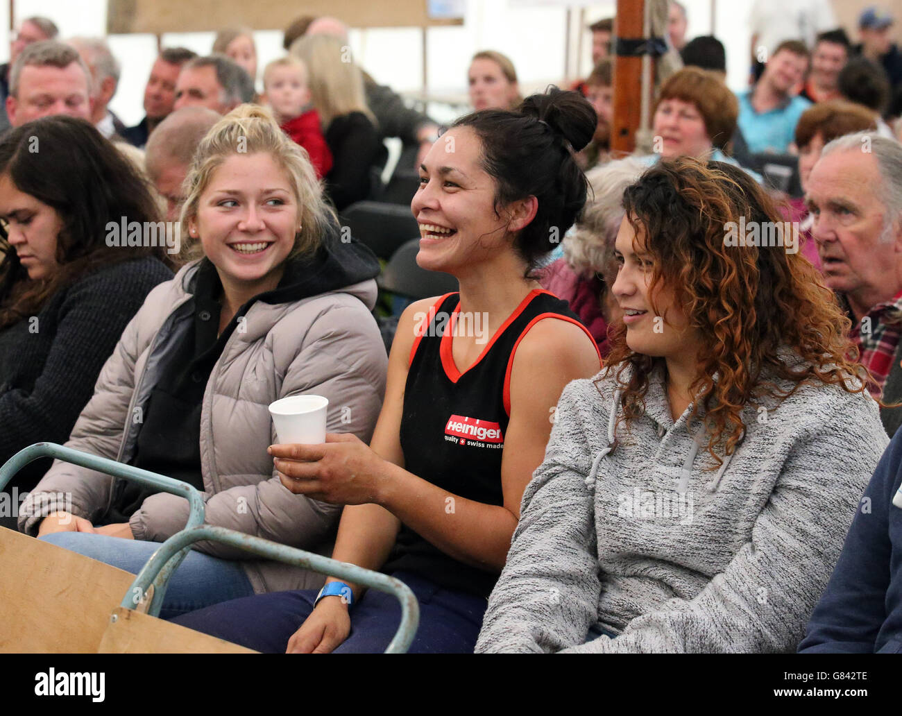 Catherine Mulloly (Mitte), nachdem sie beim Lochearnhead Shears Event in Zentralschottland im West End von Lochearn ein Schaf geschoren hat, wo Schafscherer aus der ganzen Welt um den Titel des schottischen Blackface Shearing Champions kämpfen. Stockfoto