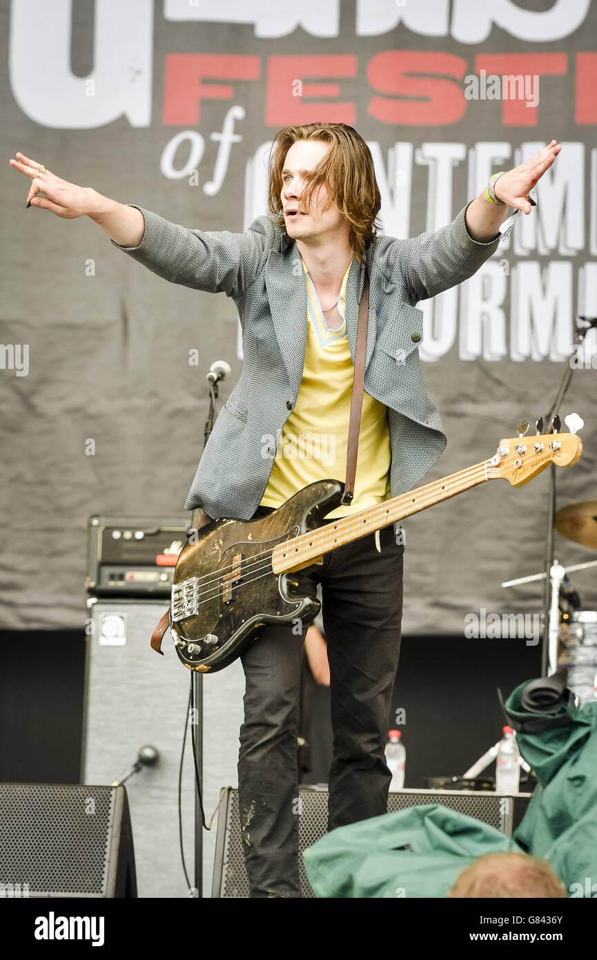 Chili Jesson von den Palma Violets tritt auf der anderen Bühne beim Glastonbury Festival auf, auf der Worthy Farm in Somerset. Stockfoto