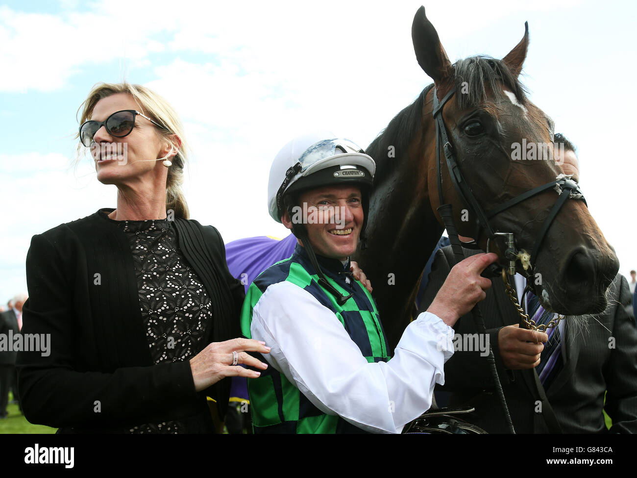 Miteigentümer Roisin Henry und Jockey Seamie Heffernan mit Diamondsandrubies im Paradering, nachdem sie am dritten Tag des Irish Derby Festivals auf der Curragh Racecourse, Co. Kildare, Irland, The Sea The Stars Pretty Polly Stakes gewonnen hatten. Stockfoto