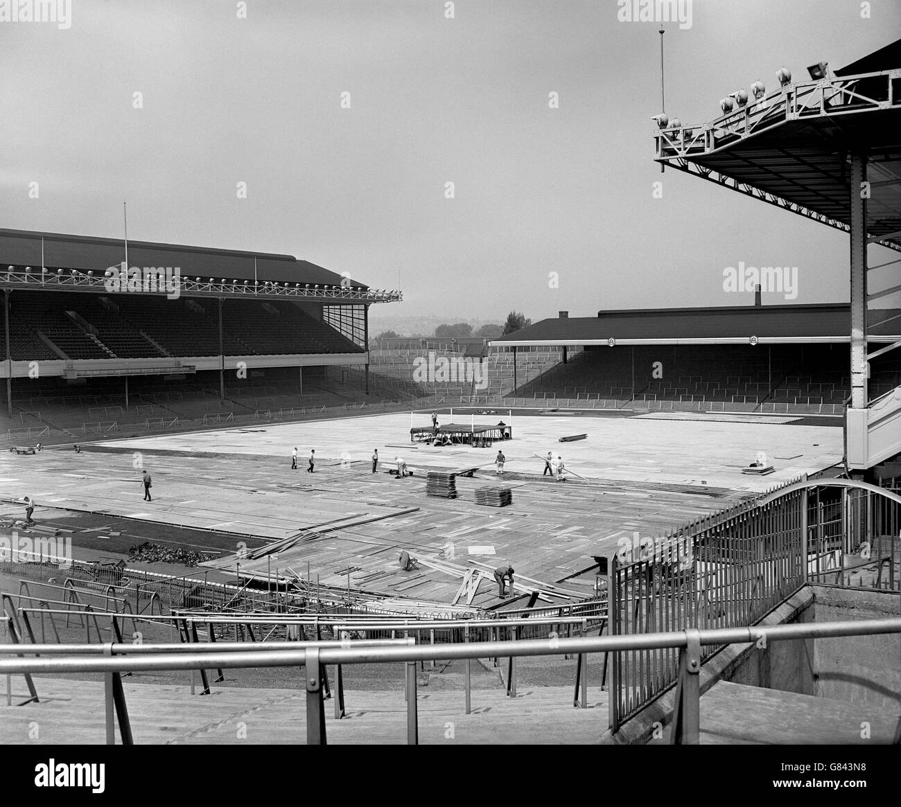 Allgemeine Ansicht von Highbury, da Tafeln über die gelegt werden Pitch und der Ring wird in der Mitte von errichtet Den Boden Stockfoto