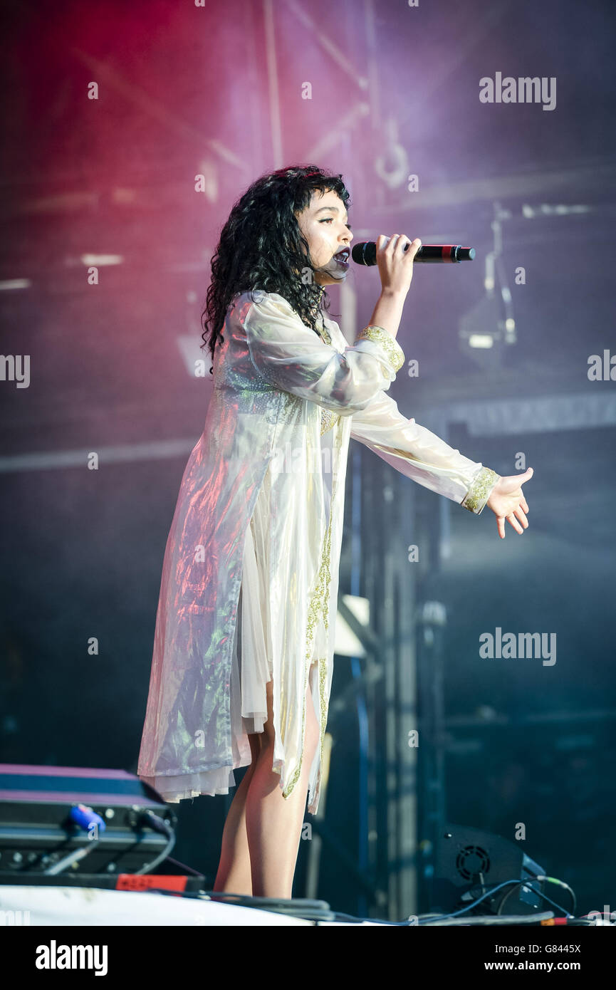 Glastonbury Festival 2015 - Tag 3. FKA Twigs tritt auf der West Holts-Bühne beim Glastonbury Festival auf der Worthy Farm in Somerset auf. Stockfoto