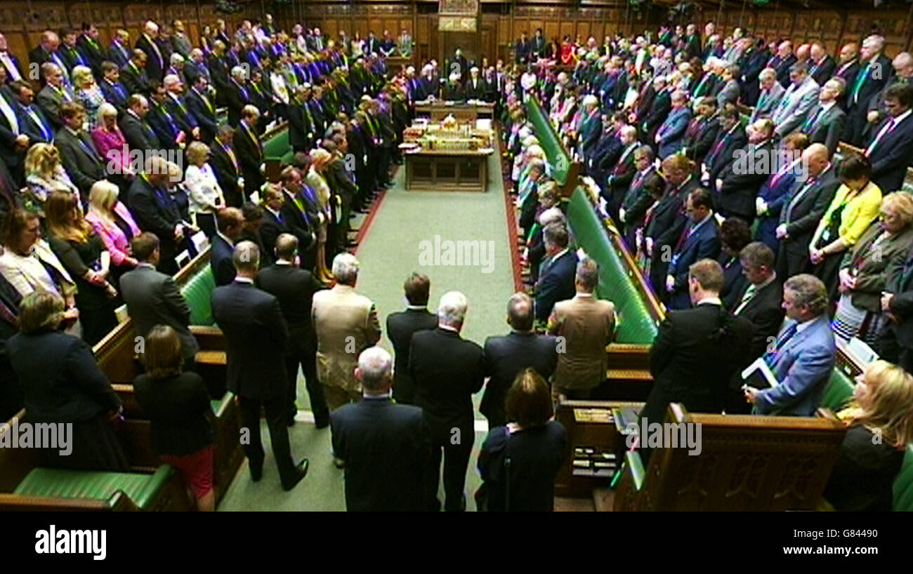 Die Abgeordneten des Parlaments halten im Unterhaus einen Moment des Schweigens über den Terroranschlag in Sousse, Tunesien, fest. Stockfoto