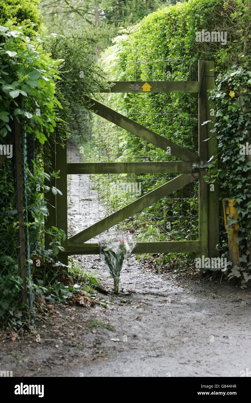 Das Tor zur Straße von Burnhams Road in Little Bookham, Surrey, das die junge Mutter Abigail Witchalls nicht öffnen konnte, als sie letzte Woche angegriffen wurde, wodurch sie teilweise gelähmt wurde. Frau Witchalls, 26, hat überlebt und konnte nun Detektiven eine detaillierte Beschreibung ihres Angreifers geben und potenziell wichtige Informationen über das Auto, das er gefahren hat, verraten. Sie verriet, dass sie Minuten vor dem Angriff versucht hatte, wegzulaufen, nachdem sie den Mann sah, der sie von einem blauen viertürigen Kombi in der ruhigen Surrey-Gasse aus sah, wo sie am vergangenen Mittwoch mit dem 21 Monate alten Joseph zu Fuß unterwegs war. Stockfoto