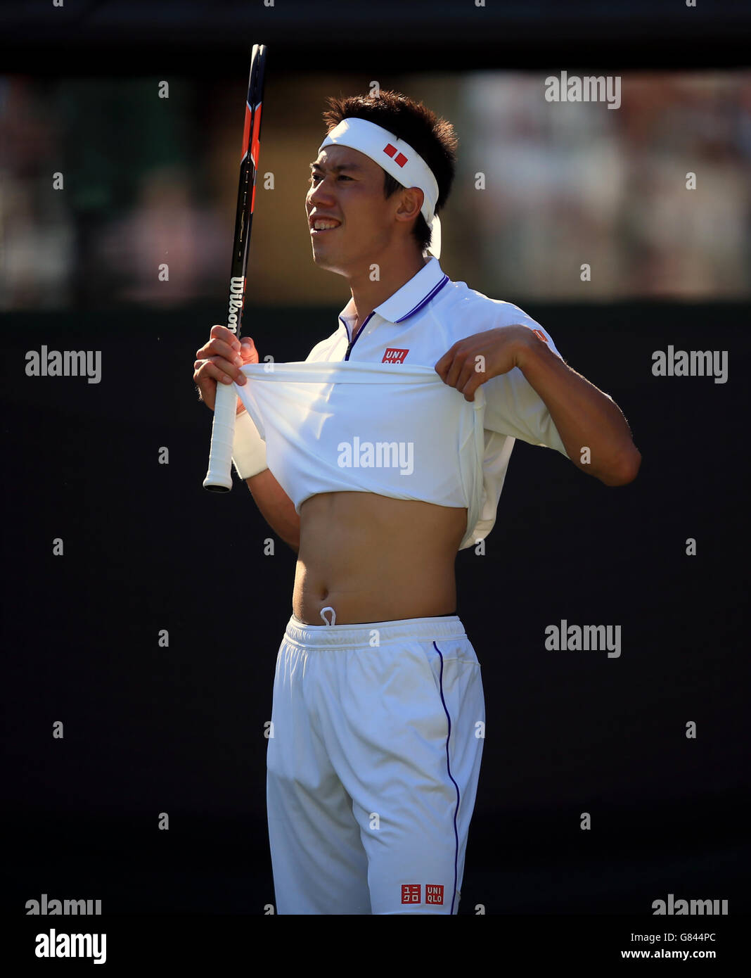 Kei Nishikori in Aktion gegen Simone Bolelli während des ersten Tages der Wimbledon Championships im All England Lawn Tennis und Croquet Club, Wimbledon. Stockfoto