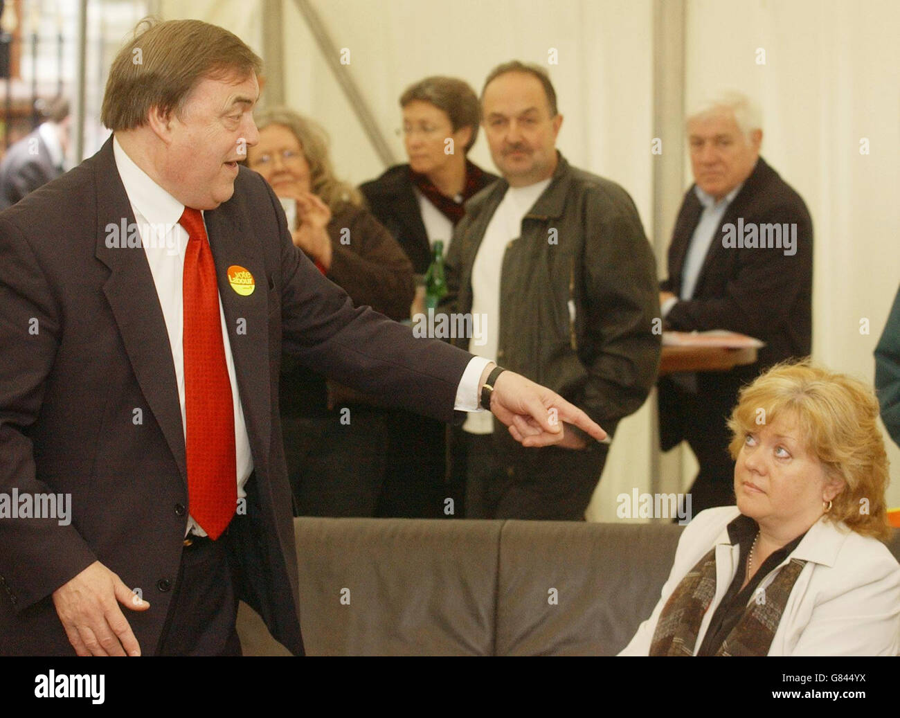 Der stellvertretende Premierminister John Prescott hat die Stourbridge-Arbeitskandidatin Lynda Waltho (rechts unten) bei Stourbridge aufmerksam zugehört. Frühere Greenpeace-Aktivisten versuchten, eine Solaranlage auf dem Dach seines Wahlkreisheims in Hull zu installieren, um die Bilanz der Regierung im Energiebereich hervorzuheben. Stockfoto