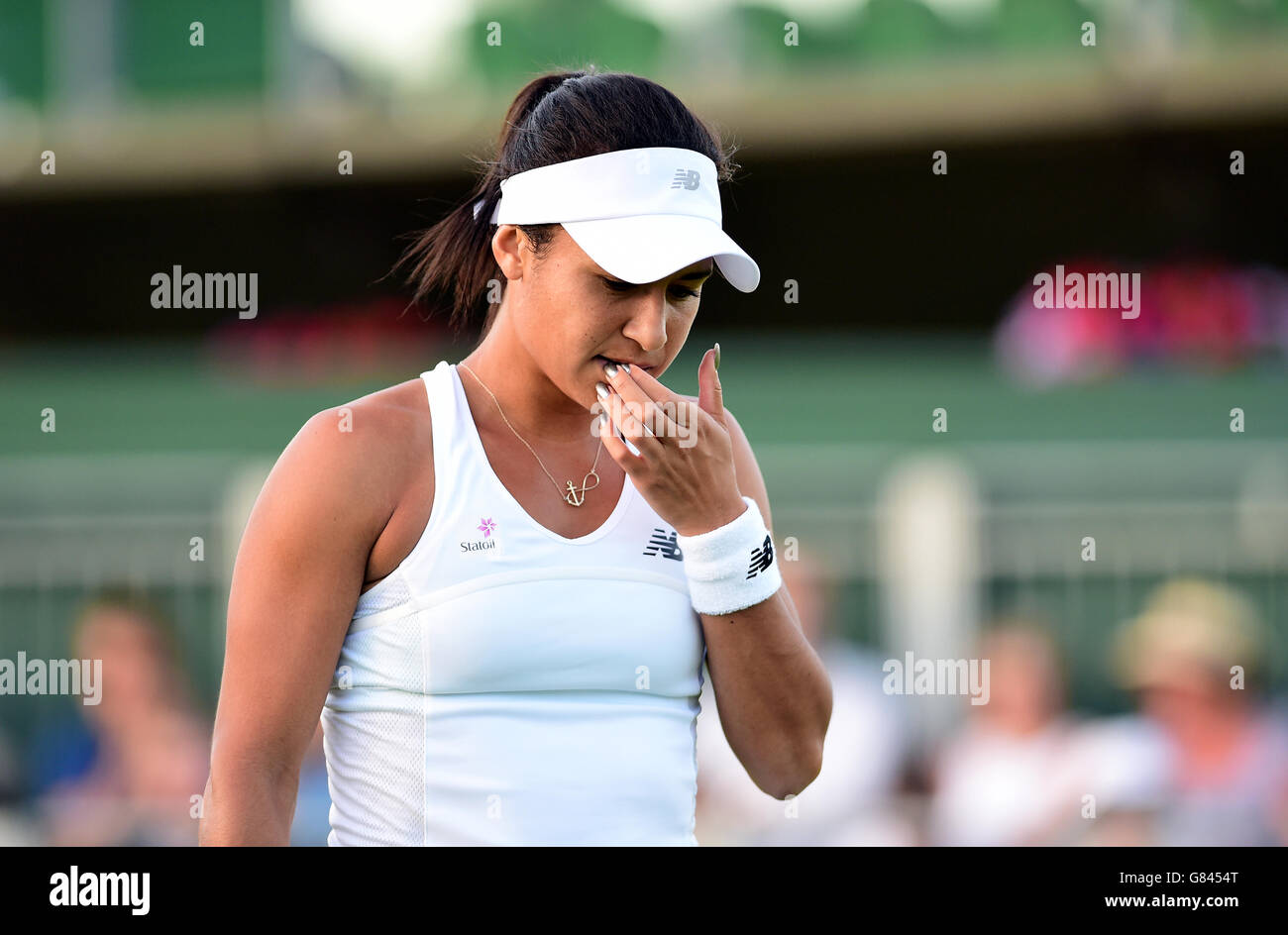 Heather Watson während ihres Spiels gegen Caroline Garcia in der ersten Runde Frauen Einzel am ersten Tag der Wimbledon Championships im All England Lawn Tennis und Croquet Club, Wimbledon. Stockfoto