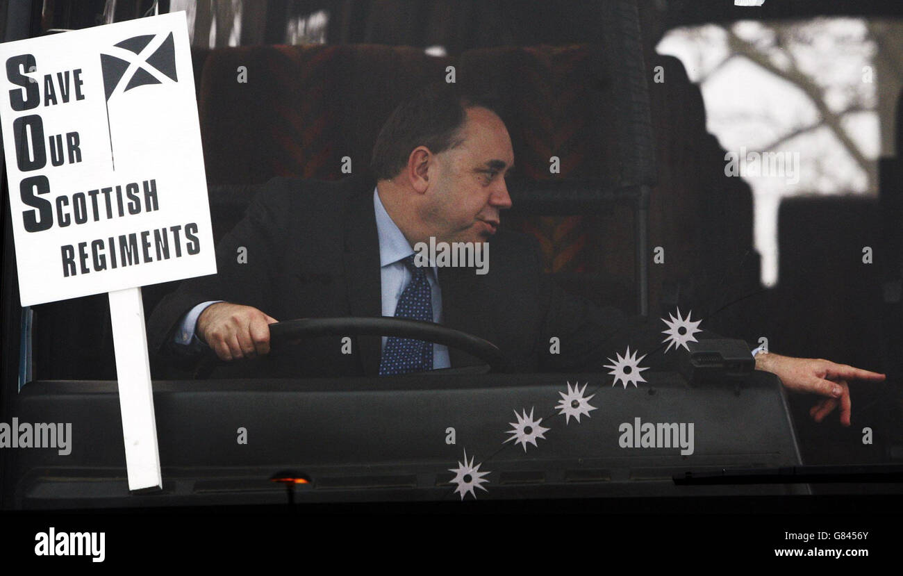 Anführer Alex Salmond auf dem Fahrersitz seines Wahlkampfbattlebus, auf dem Wahlweg. Die Führer der schottischen und walisischen Nationalisten haben gesagt, dass ihre Abgeordneten im neuen parlament einen neuen Versuch Unternehmen würden, Tony Blair wegen des Irak zu entheben. Salmond beschuldigte den Premierminister, Großbritannien aufgrund einer Lüge in den Krieg zu führen. Stockfoto