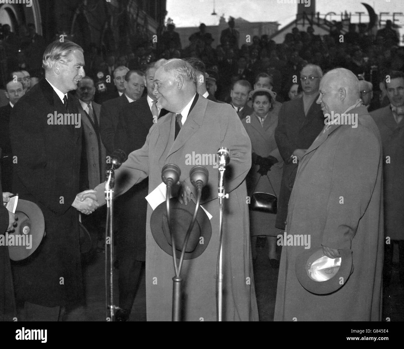 Premierminister Sir Anthony Eden begrüßt Marschall Nikolai Bulganin (links) und Nikita Kruschtschew bei ihrer Ankunft am Bahnhof Victoria in London zu einem 10-tägigen Besuch in Großbritannien. Stockfoto