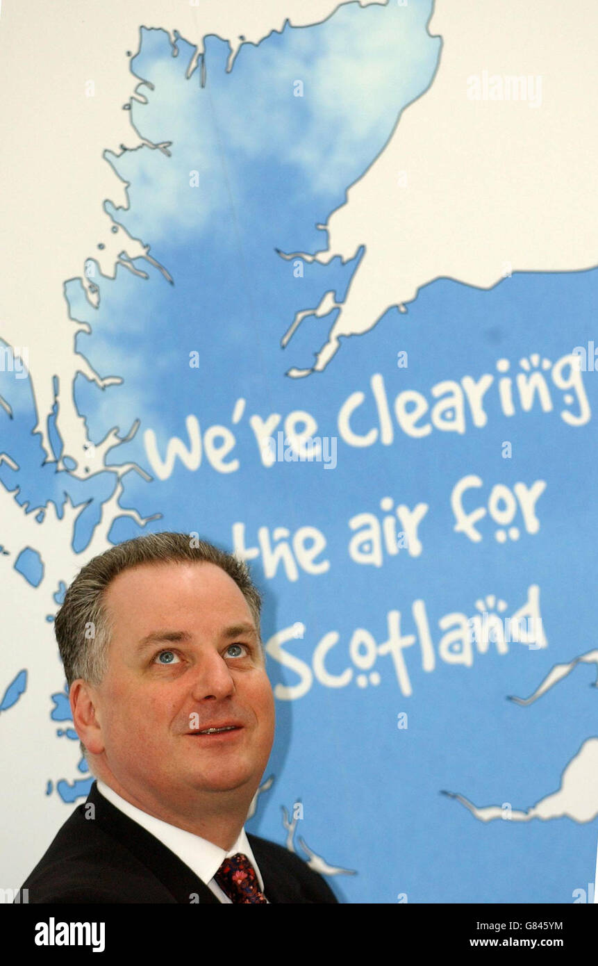 Der schottische erste Minister Jack McConnell enthüllte eine Karte Schottlands mit Logos von Unternehmen, die rauchfreie Politik betreiben. Stockfoto