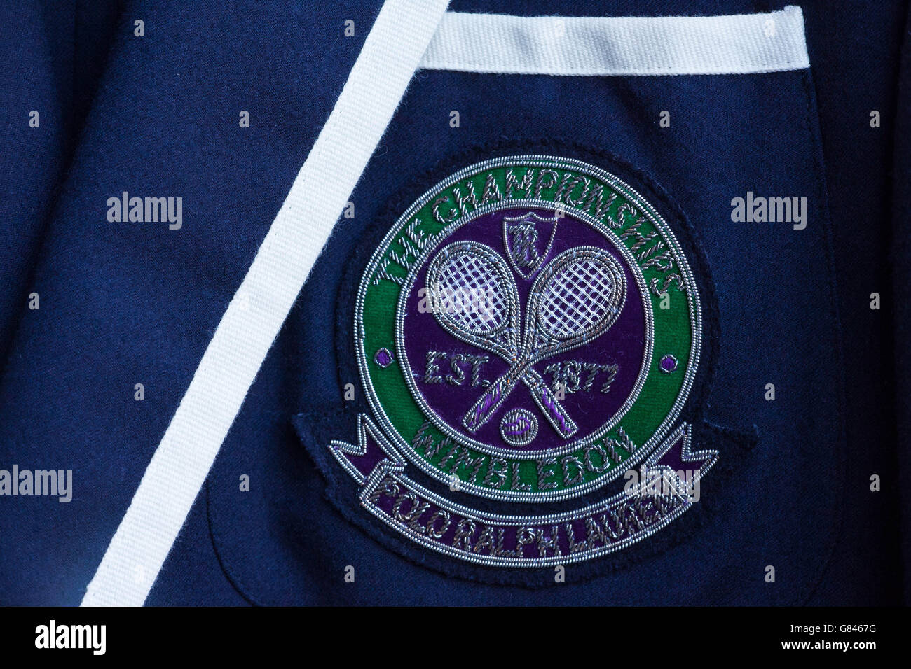 Nahaufnahme Makroobjektiv Foto zeigt ein Wimbledon Logo auf einem Umpire Blazer während Tag vier der Wimbledon Championships im All England Lawn Tennis und Croquet Club, Wimbledon. Stockfoto