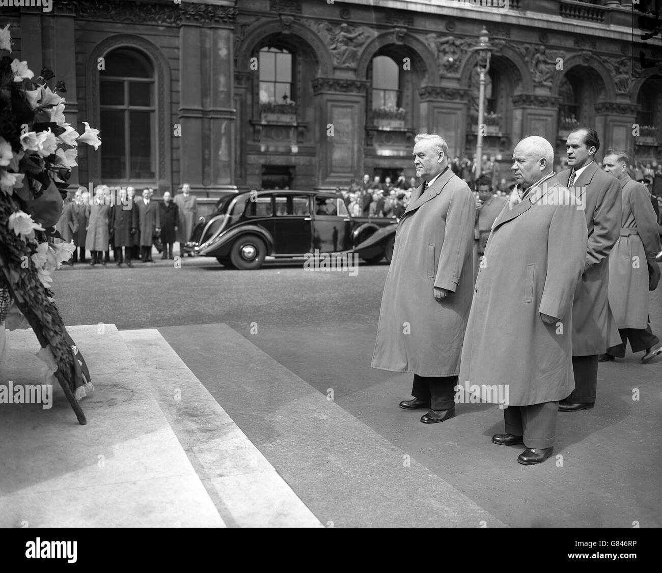 Marschall Nikolai Bulganin (links), Vorsitzender des Ministerrats der UdSSR, und Nikita Kruschtschow, erster Sekretär der Kommunistischen Partei der Sowjetunion, zollen nach der Kranzniederlegung im Cenotaph in Whitehall stillschweigend Tribut. Stockfoto