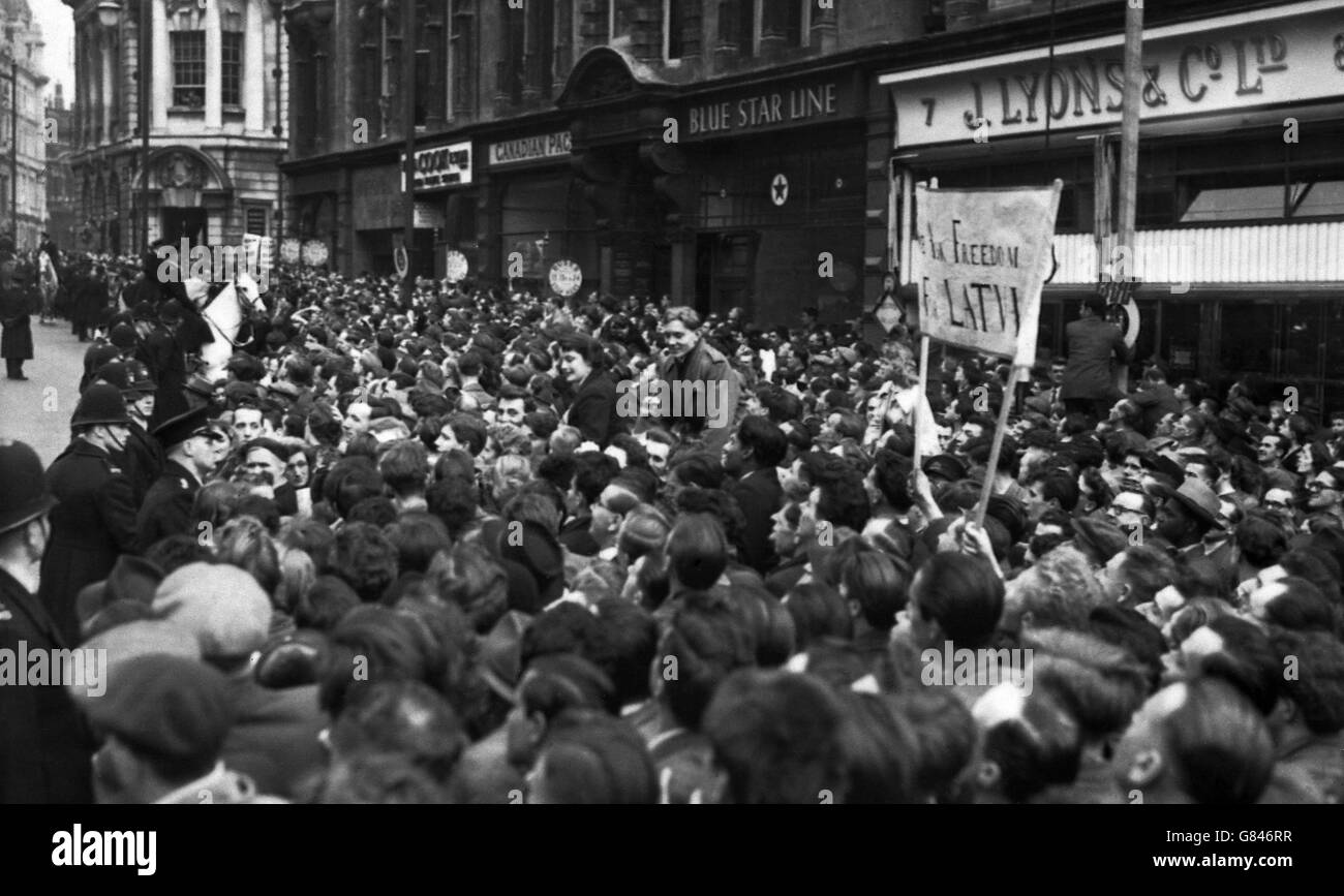 Unter der Menge, die darauf wartet, die sowjetischen Führer Marschall Nikolai Bulganin und Nikita Kruschtschew bei ihrem Besuch in Birmingham zu sehen, wird ein Banner mit dem Aufruf zur "Freiheit für Lettland" erhoben. Stockfoto