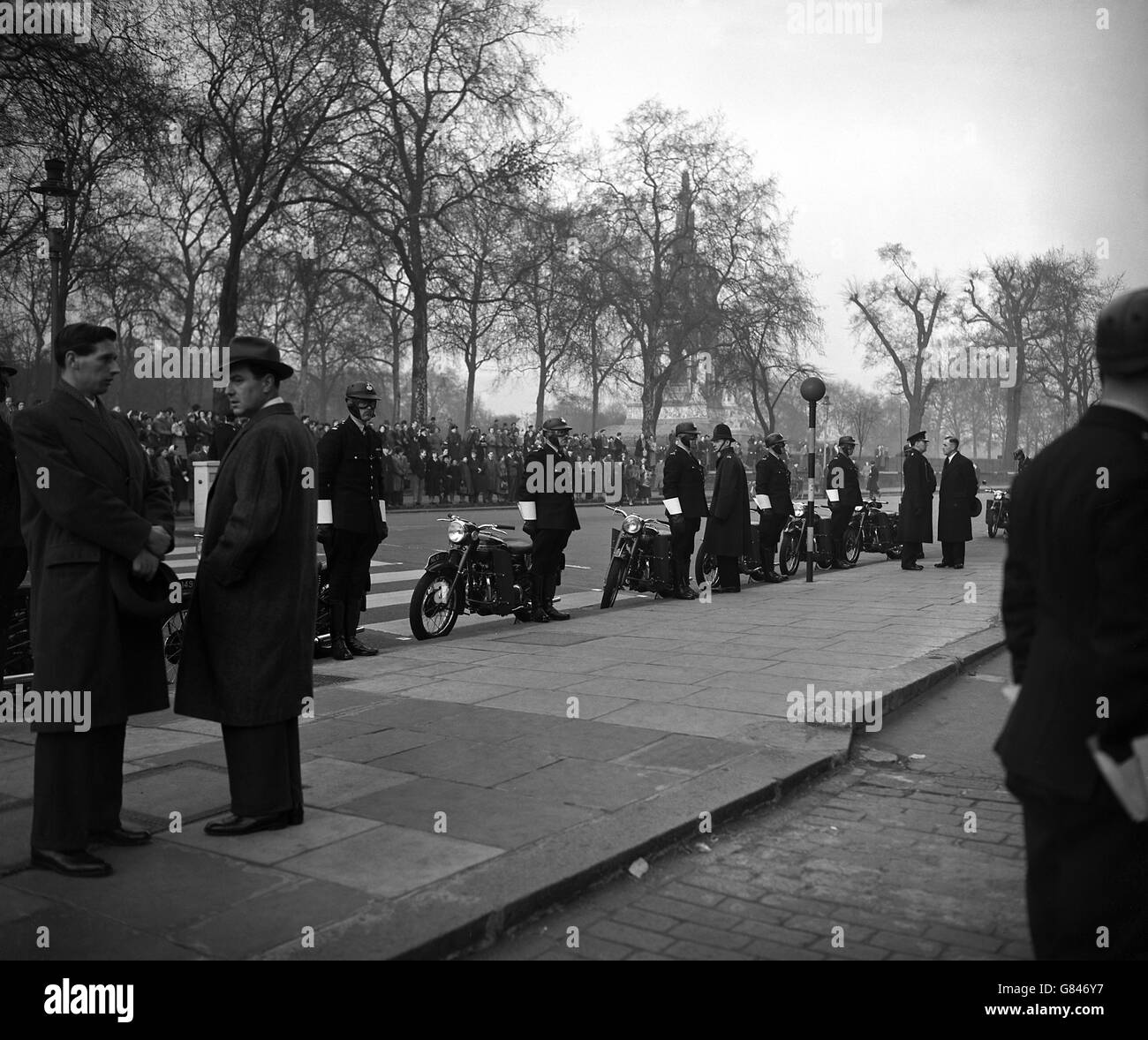 Die Polizei steht vor der jugoslawischen Botschaft in Kensington, wo Marschall Tito eintreffen sollte. Er ist der erste Chef eines kommunistischen Landes, der Großbritannien besucht. Stockfoto