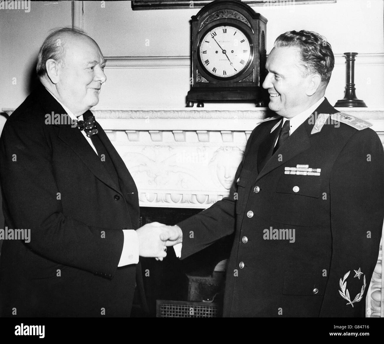 Premierminister Winston Churchill (links) mit Marschall Tito, dem Führer der jugoslawischen Nation, in der Downing Street 10. Stockfoto