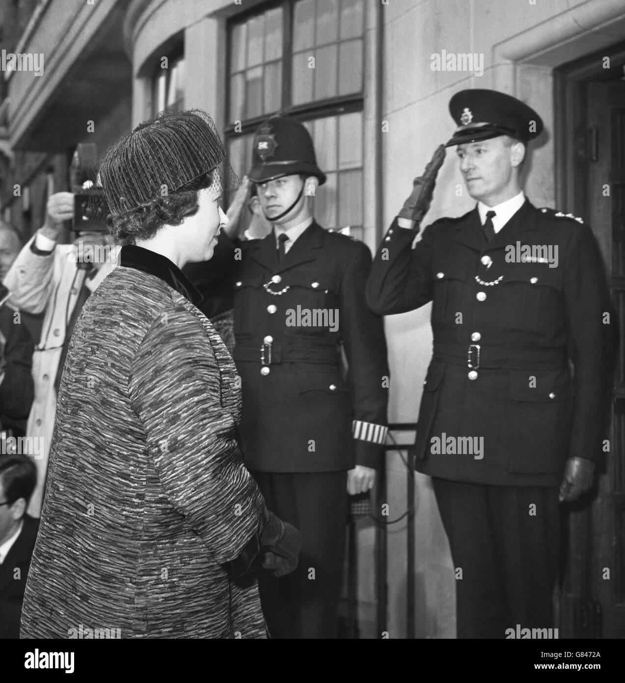Königin Elizabeth II. Kommt im King Edward VII Hospital in Marylebone zu Gesprächen am Bett von Harold Macmillan über seinen Nachfolger an. Die Königin besuchte das Krankenhaus, nachdem sie Macmillans Rücktritt angenommen hatte. Stockfoto