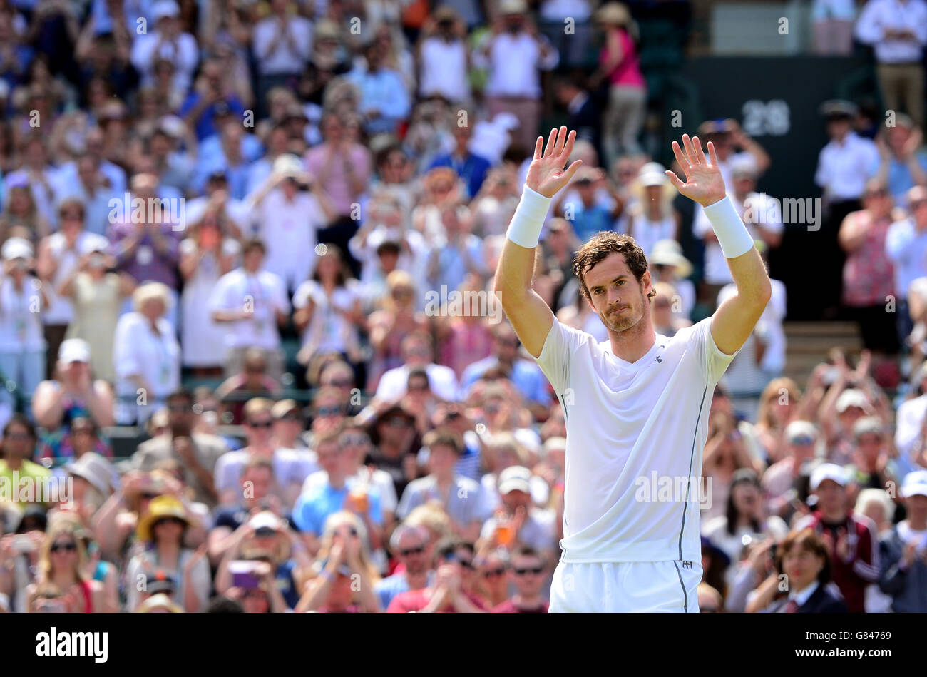 Andy Murray feiert den Sieg gegen Robin Haase am vierten Tag der Wimbledon Championships im All England Lawn Tennis und Croquet Club in Wimbledon. Stockfoto