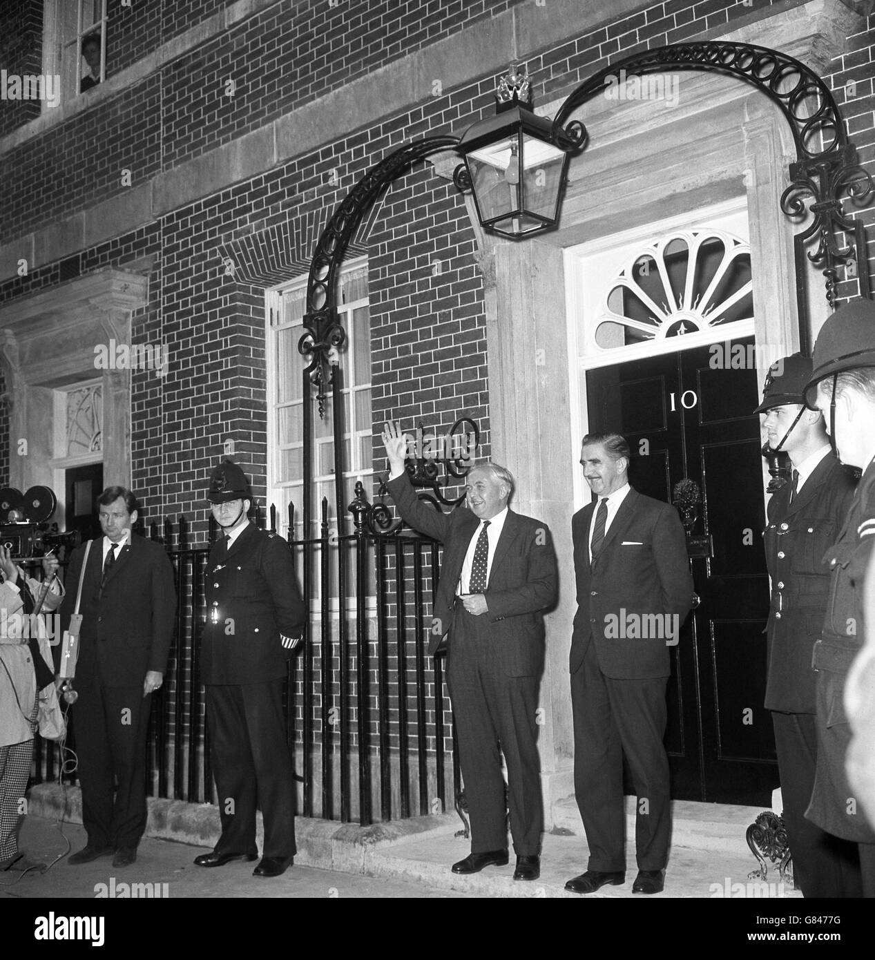 Der Oppositionsführer Harold Wilson (links) und der Oppositionsführer Herbert Bowden besuchen 10 Downing Street für ihr erstes Treffen mit Lord Home, seit er Premierminister wurde. Stockfoto