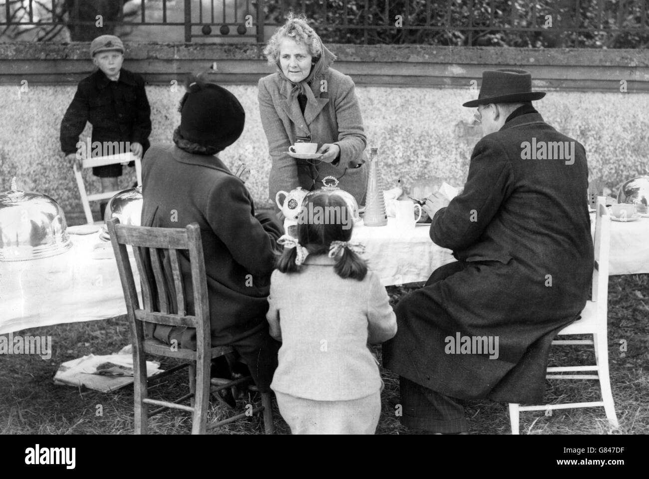 Tee am Straßenrand für eine englische Familie, serviert von Lady Lees in ihrer Snackbar vor den Toren des Herrenhauses, Lytchett Minster in Poole, Dorset. Stockfoto