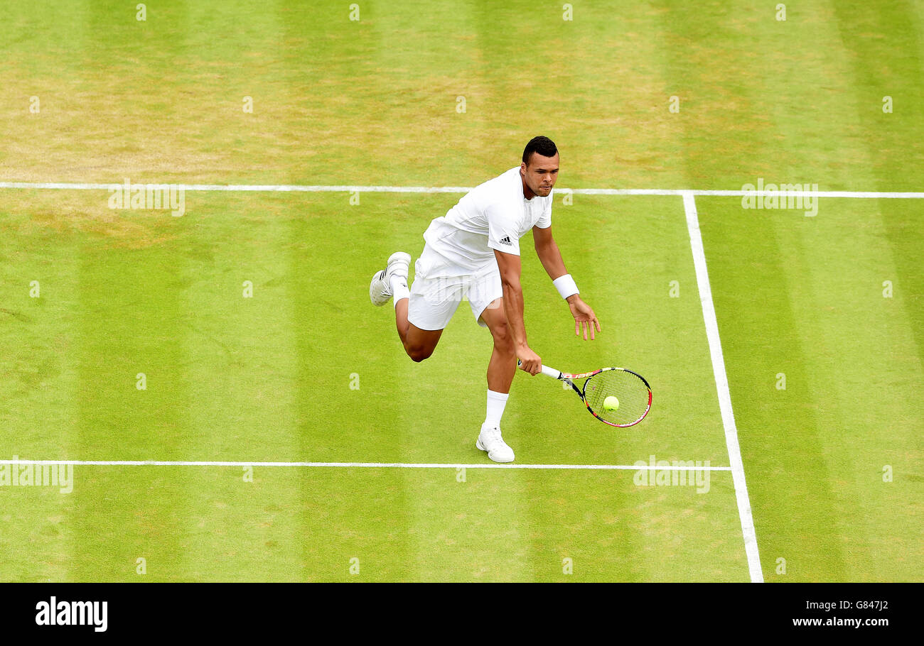 Jo-Wilfried Tsonga in Aktion gegen Albert Ramos-Vinolas während des vierten Tages der Wimbledon Championships im All England Lawn Tennis und Croquet Club, Wimbledon. Stockfoto