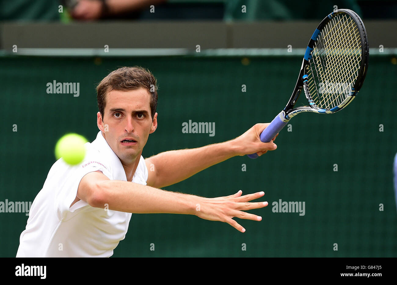 Albert Ramos-Vinolas im Einsatz gegen Jo-Wilfried Tsonga während des vierten Tages der Wimbledon Championships im All England Lawn Tennis und Croquet Club, Wimbledon. Stockfoto