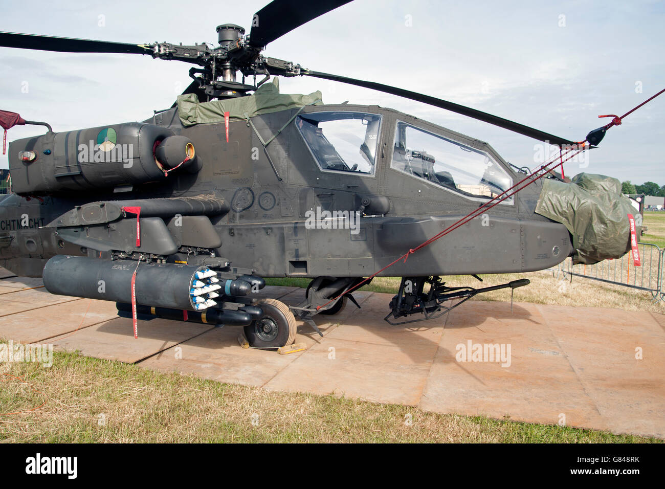 LEEUWARDEN, Niederlande - JUNI 11 2016: Militärische Apache AH - 64D Kampf Helicopterof die niederländische Luftwaffe mit Tarnfarben Stockfoto