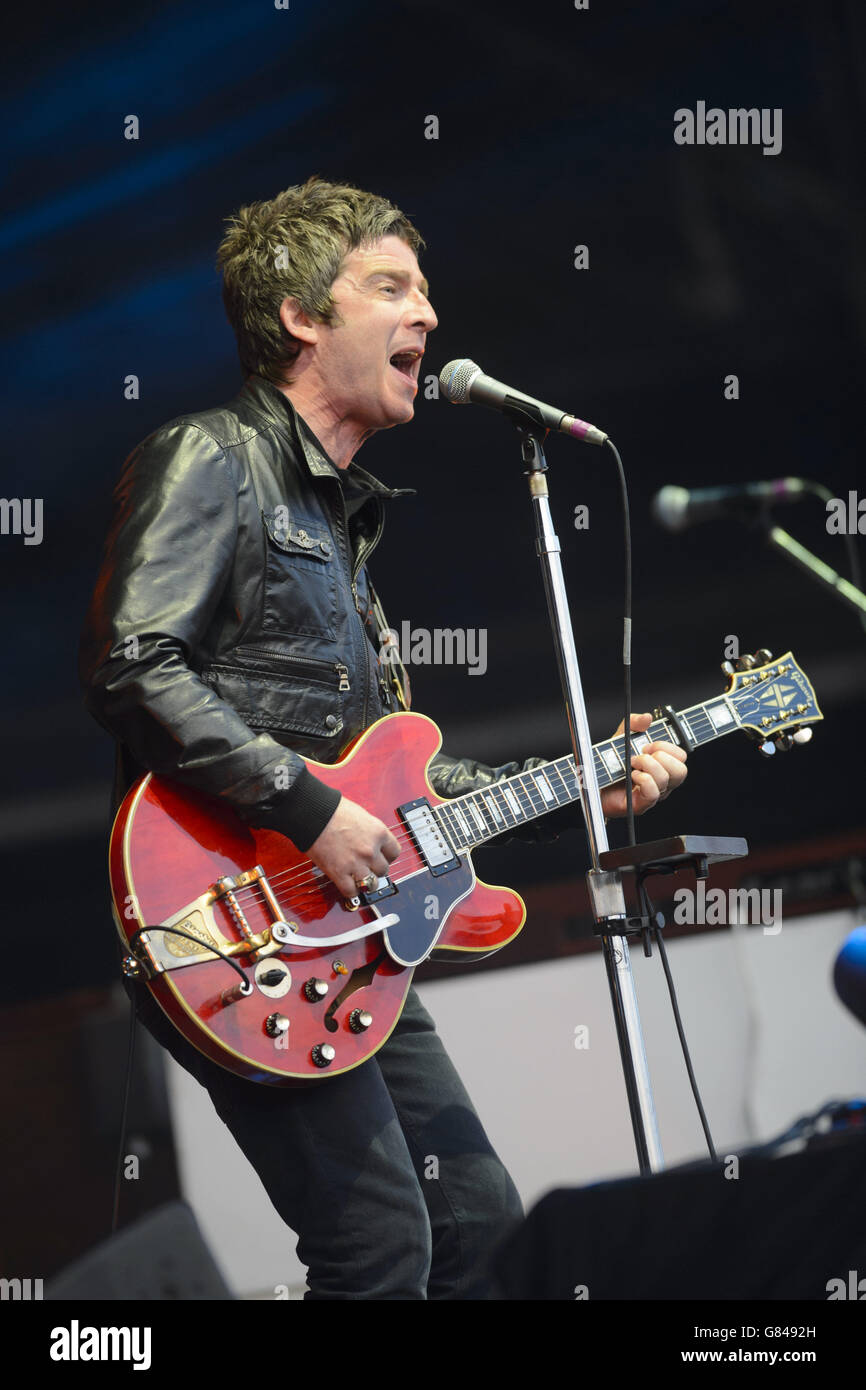 REDAKTIONELLE VERWENDUNG ODER BÜCHER Noel Gallagher tritt mit den High Flying Birds beim Calling Festival auf, das auf Clapham Common im Süden Londons stattfindet. Stockfoto