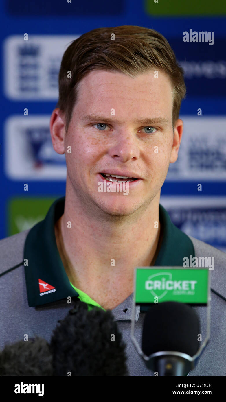 Der australische Steve Smith spricht bei einer Pressekonferenz im Crown Plaza Five Lakes Hotel, Colchester, mit den Medien. Stockfoto