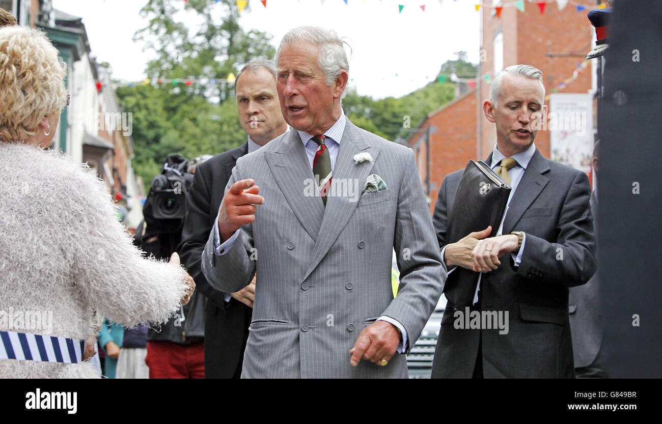 Der Prinz von Wales bei einem Rundgang in Llangollen, bevor er zum Eisteddfod weiterging, sich mit Wettbewerbern trifft und die Internationale Parade, den Royal International Pavilion, beobachtet, während er seine Tour durch Wales fortsetzt. Stockfoto