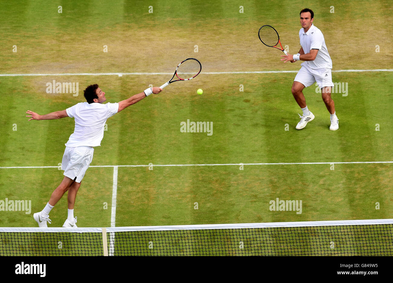 Ross Hutchins tritt mit Justin Gimelstob (rechts) am achten Tag der Wimbledon Championships im All England Lawn Tennis und Croquet Club in Wimbledon im Herren-Doppel an. Stockfoto