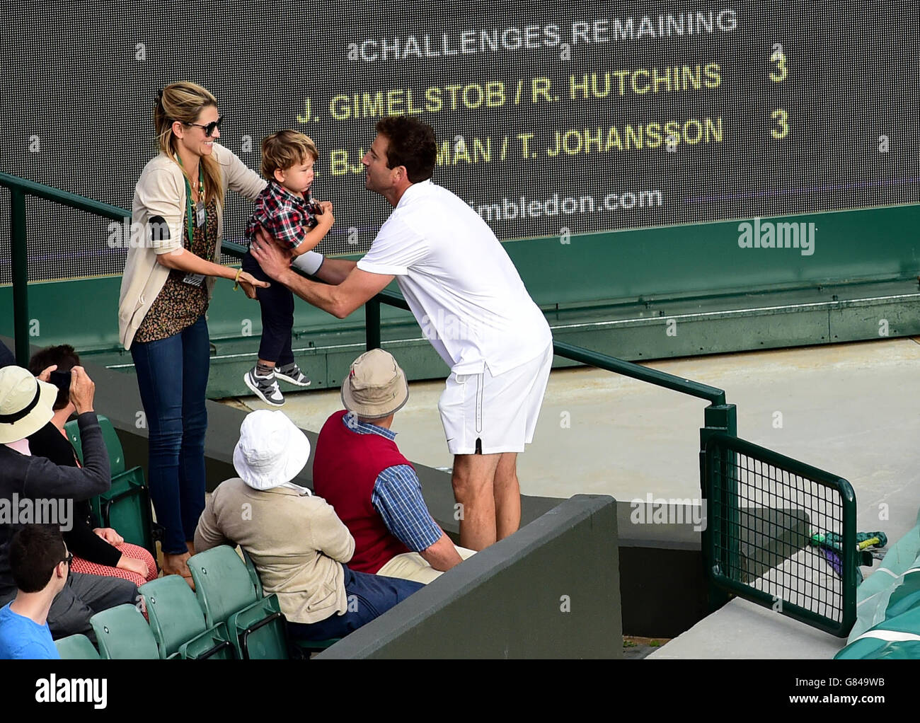 Justin Gimelstob (rechts) und seine Frau Cary Sinnott (links) während des achten Tages der Wimbledon Championships im All England Lawn Tennis and Croquet Club, Wimbledon. Stockfoto