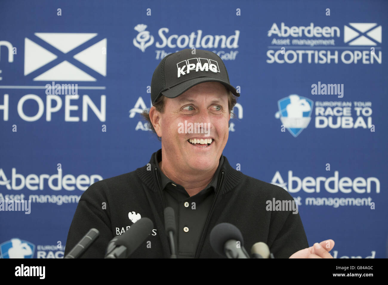 Der Amerikaner Phil Mickelson beantwortet Fragen aus den Medien während eines Vorschauungstages vor den Scottish Open im Gullane Golf Club, East Lothian. DRÜCKEN SIE VERBANDSFOTO. Bilddatum: Mittwoch, 8. Juli 2015. Siehe PA Geschichte GOLF Scottish Open. Der Bildnachweis sollte lauten: Kenny Smith/PA Wire. EINSCHRÄNKUNGEN: Nur für redaktionelle Zwecke. Keine kommerzielle Nutzung. Keine falsche kommerzielle Vereinigung. Keine Videoemulation. Keine Bildbearbeitung. Stockfoto