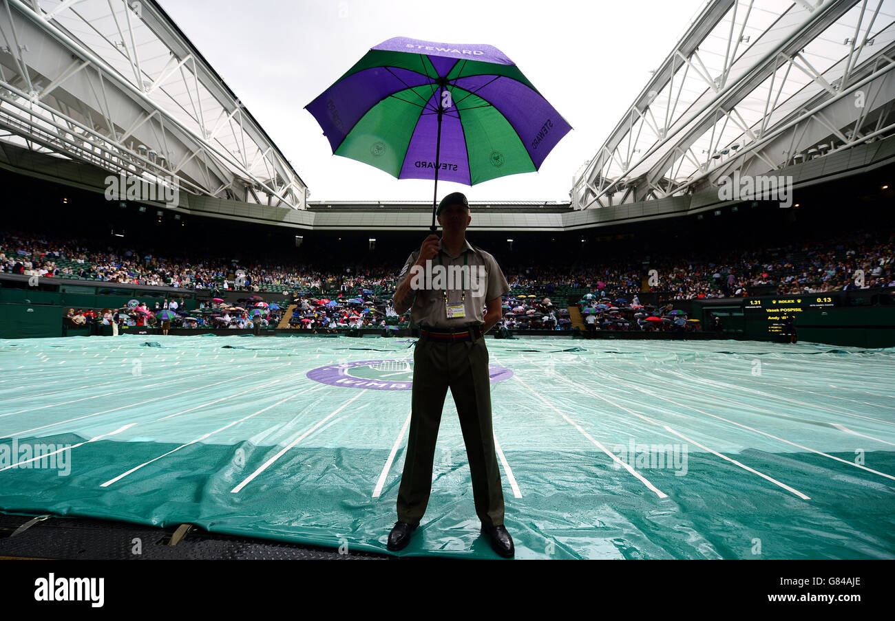 Am 9. Tag der Wimbledon Championships im All England Lawn Tennis and Croquet Club, Wimbledon, hört Rain auf, auf dem Center Court zu spielen. Stockfoto