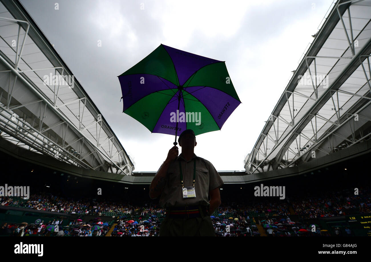 Am 9. Tag der Wimbledon Championships im All England Lawn Tennis and Croquet Club, Wimbledon, hört Rain auf, auf dem Center Court zu spielen. Stockfoto