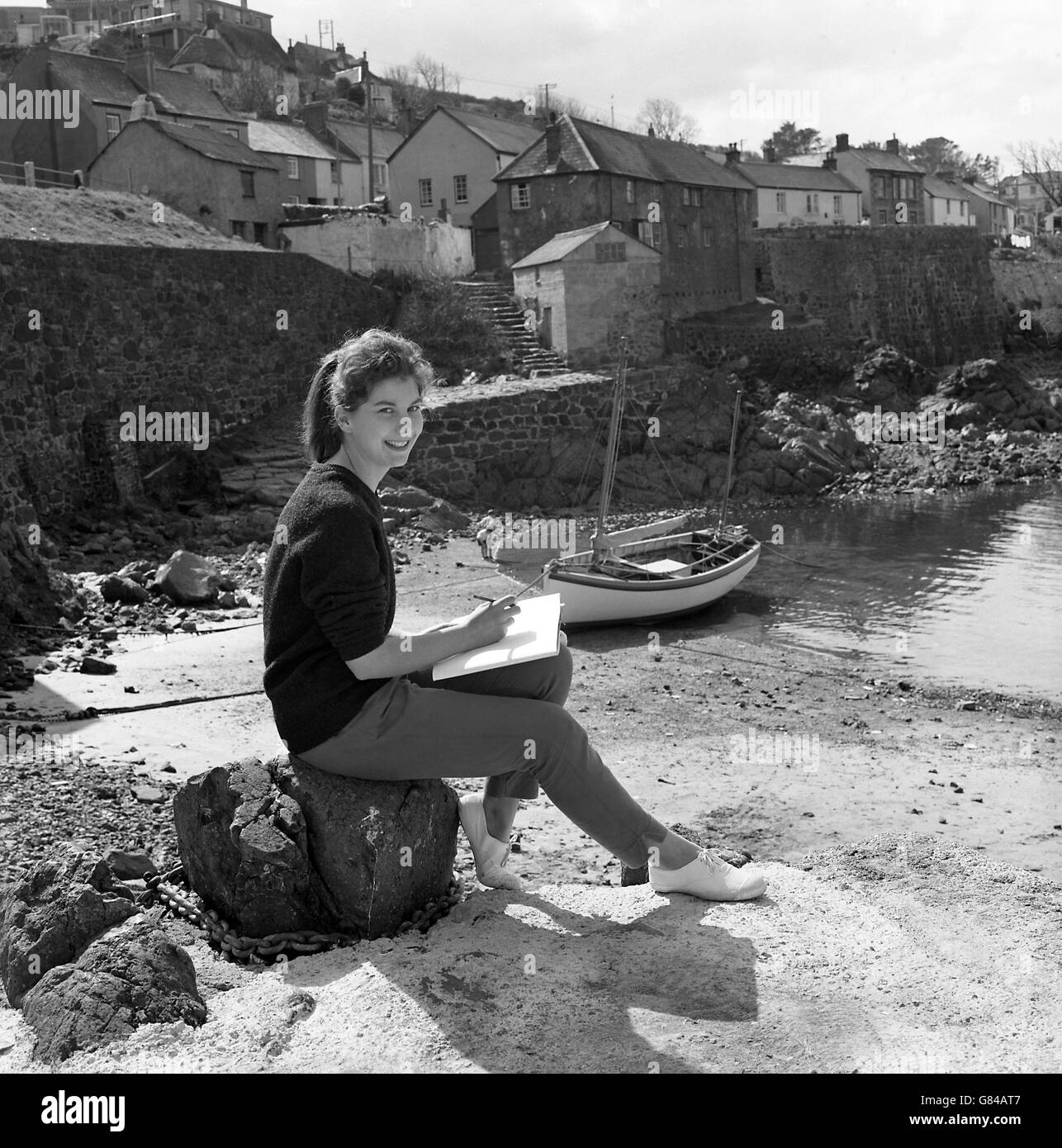 Barbara Woolhouse, 18, skizziert Coverack Harbour in Cornwall. Derzeit studiert sie Französisch, Spanisch und Latein für ihr A-Niveau und hofft, eine mehrsprachige Sekretärin zu werden. Stockfoto