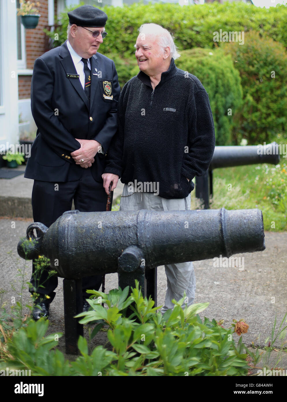 Die irischen Marine-Veteranen Pat O Mathuna (rechts) und William Mynes, die 1962 in Dublin ein Feuer auf der Le Cliona kämpften. Die Anführer der Verteidigungskräfte wurden gebeten, die Anerkennung von zwei Veteranen der Marine zu überdenken, deren Tagespur dazu beigetragen hat, mehr als 80 Menschenleben nach dem Brand im Kesselraum zu retten. Stockfoto