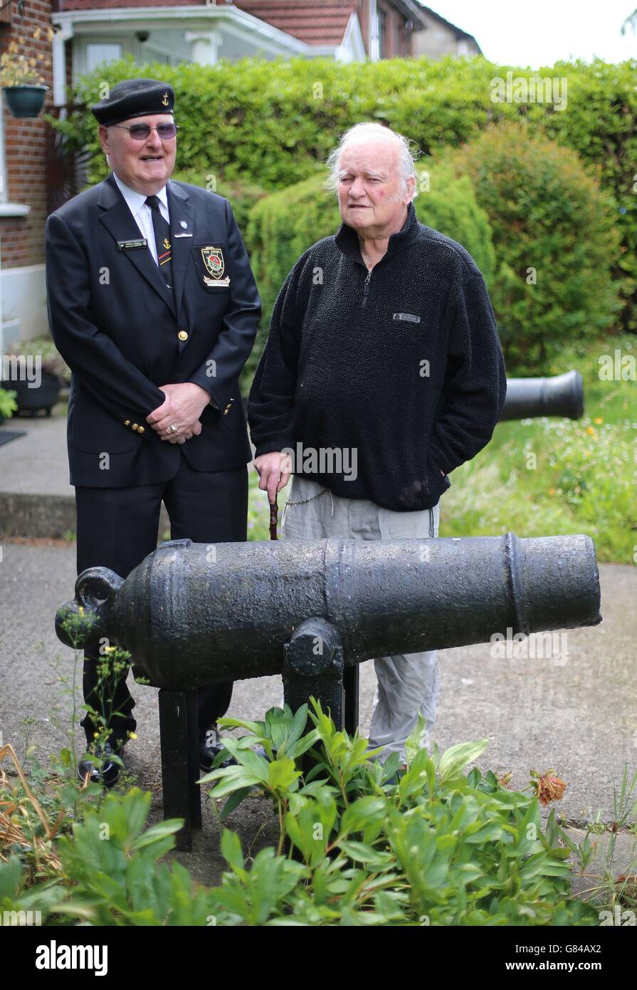 Die irischen Marine-Veteranen Pat O Mathuna (rechts) und William Mynes, die 1962 in Dublin ein Feuer auf der Le Cliona kämpften. Die Anführer der Verteidigungskräfte wurden gebeten, die Anerkennung von zwei Veteranen der Marine zu überdenken, deren Tagespur dazu beigetragen hat, mehr als 80 Menschenleben nach dem Brand im Kesselraum zu retten. Stockfoto