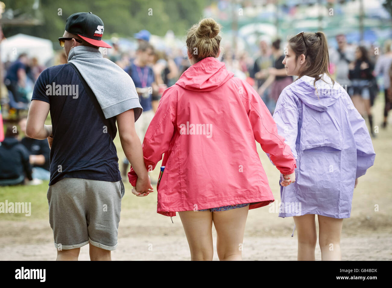 Menschen halten Hände beim Glastonbury Festival. PRESSEVERBAND Foto. Bild Datum: Freitag, 26. Juni 2015. Bildnachweis sollte lauten: Ben Birchall/PA Wire Stockfoto