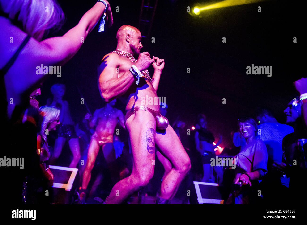 Tänzer treten in einem Club im Block 9 Bereich beim Glastonbury Festival auf. Stockfoto