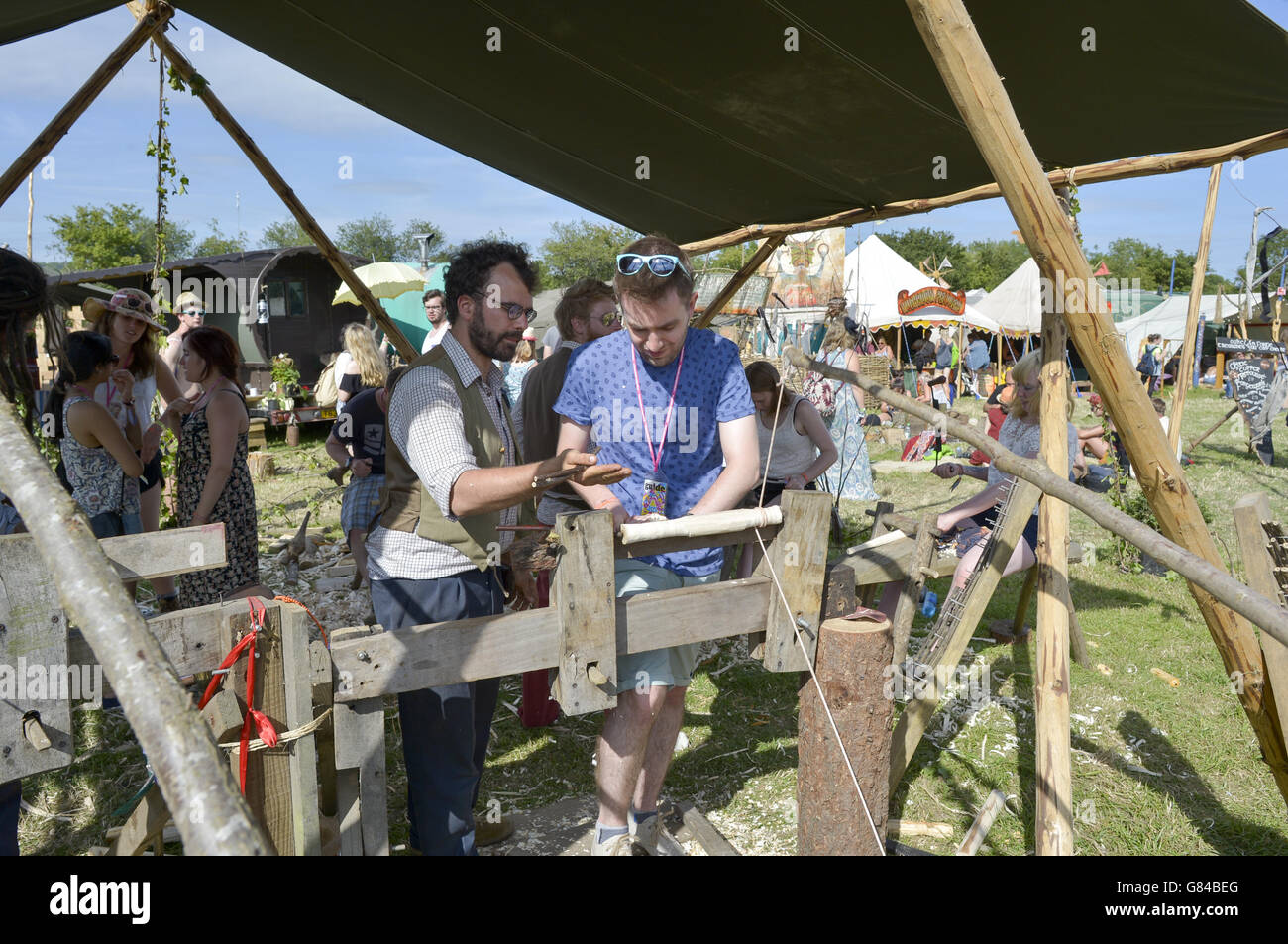 Auf dem Glastonbury Festival werden auf den handwerklichen Feldern Holzbearbeitungskurse angeboten. DRÜCKEN Sie VERBANDSFOTO. Bilddatum: Donnerstag, 25. Juni 2015. Bildnachweis sollte lauten: Ben Birchall / PA Wire Stockfoto