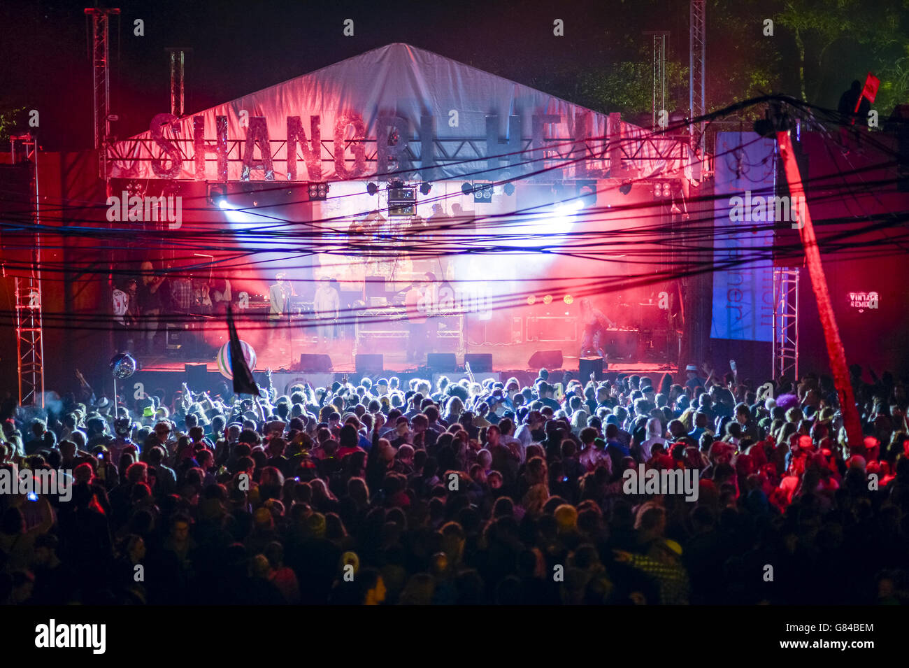 Beim Glastonbury Festival tanzen Menschenmassen in der Shangri Hell Gegend von Shangrila. Stockfoto