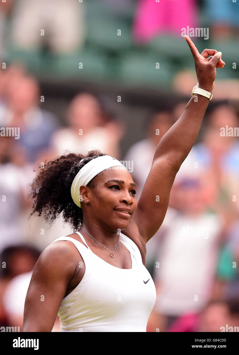 Serena Williams feiert den Sieg über Timea Babos am dritten Tag der Wimbledon Championships beim All England Lawn Tennis und Croquet Club in Wimbledon. Stockfoto