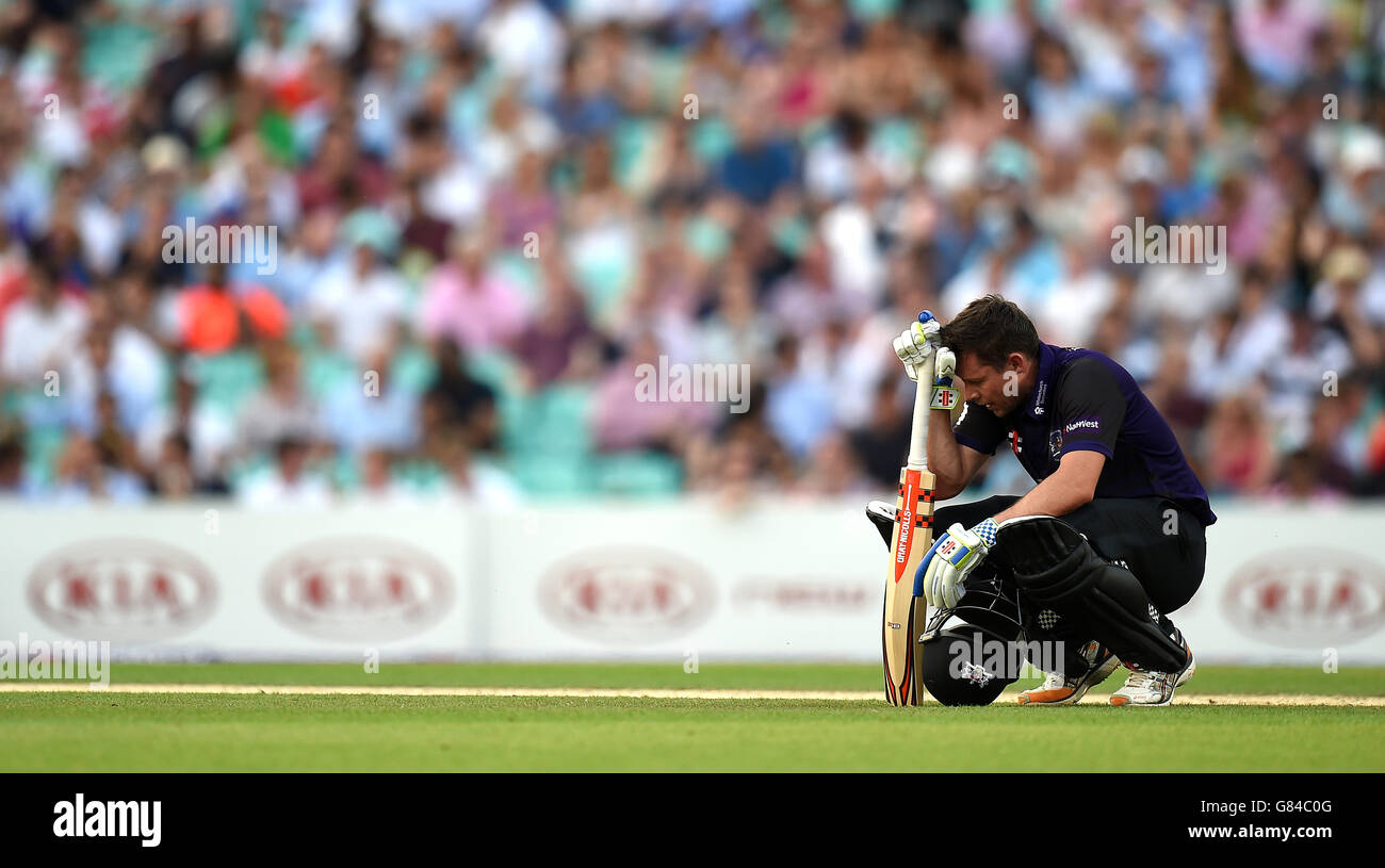 Cricket - NatWest t20 Blast - Southern Division - Surrey / Gloucestershire - Kia Oval. Geraint Jones von Gloucestershire nimmt sich einen Moment Zeit, nachdem er vom Ball getroffen wurde Stockfoto