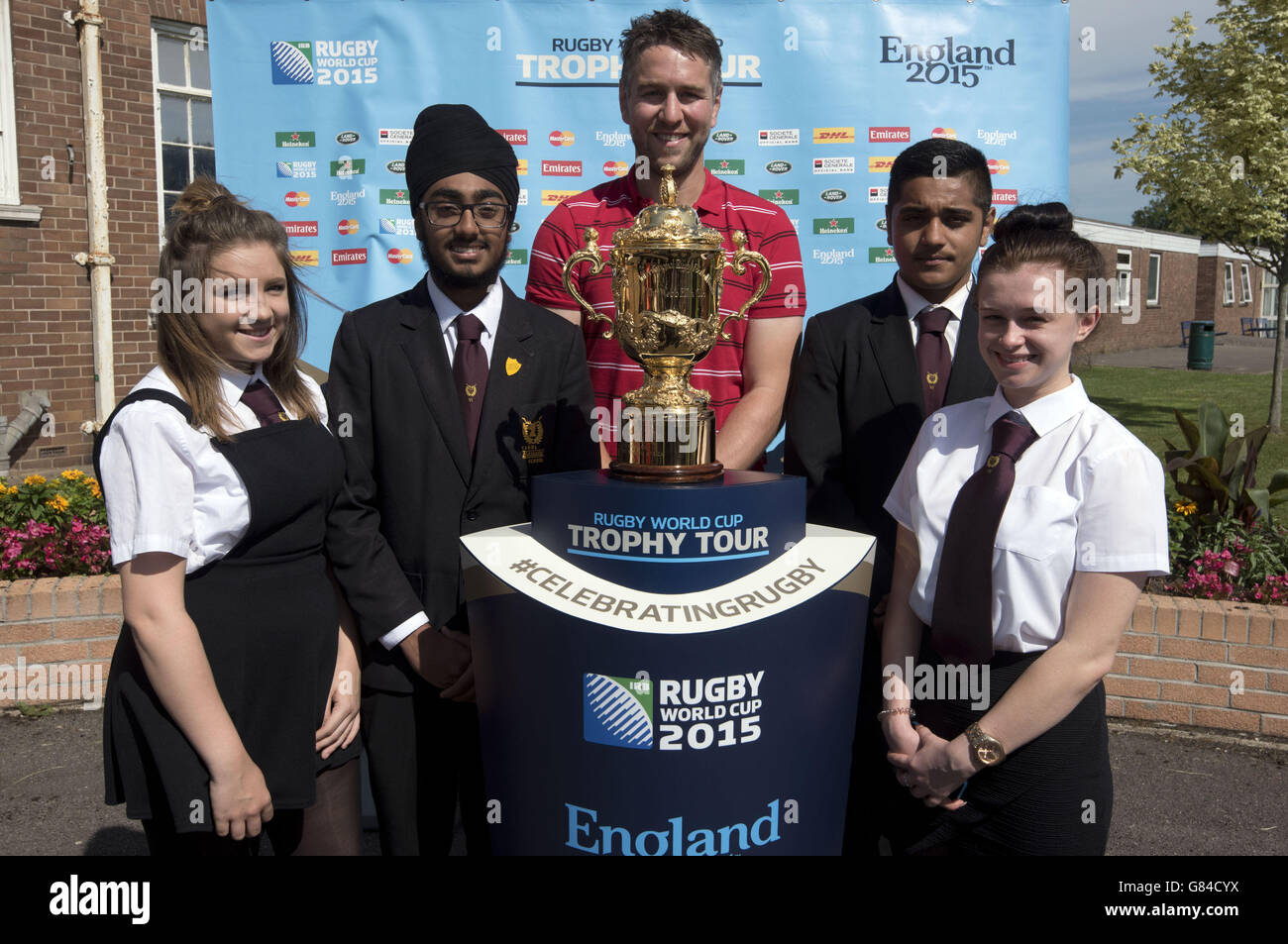 Der ehemalige Welsh International Rugby Spieler Ryan Jones (Mitte) steht mit dem Webb Ellis Cup und Schülern der Bassaleg High School in Newport im Rahmen der 100 Tage Rugby World Cup Trophy Tour of the UK & Ireland. Stockfoto