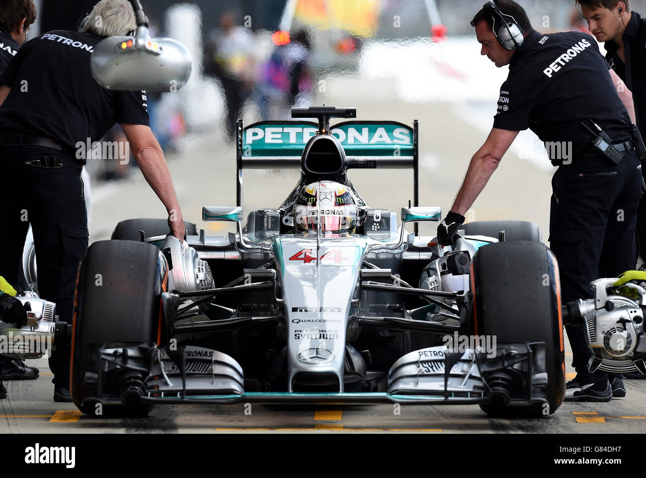 Mercedes-Pilot Lewis Hamilton in der Boxengasse, beim Training am Qualifying-Tag für den Grand Prix von Großbritannien 2015 auf Silverstone Circuit, Towcester. Stockfoto