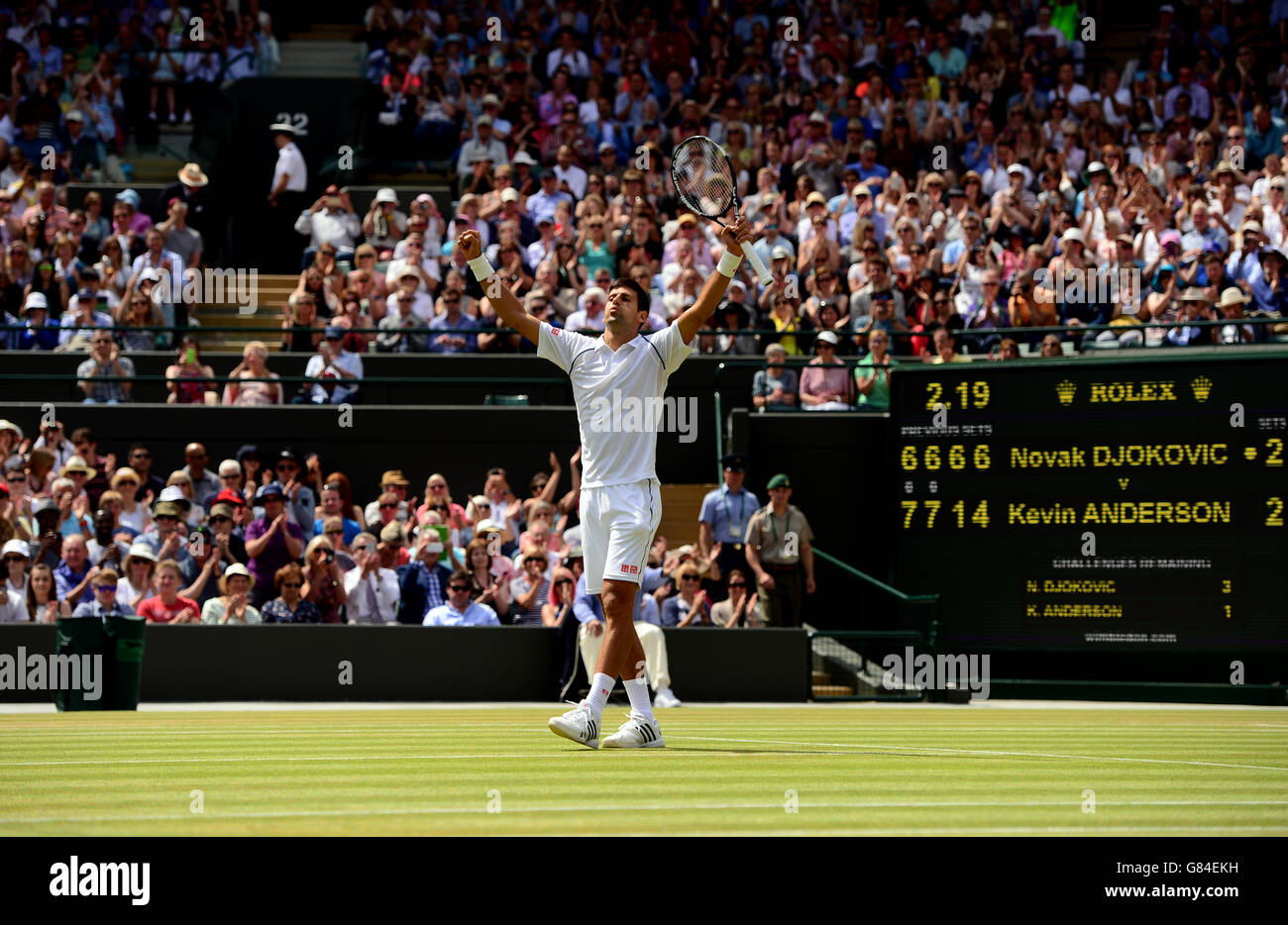 Novak Djokovic feiert den Sieg über Kevin Anderson am achten Tag der Wimbledon Championships beim All England Lawn Tennis und Croquet Club in Wimbledon. Stockfoto