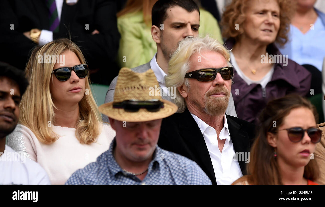 Sir Richard Branson und seine Tochter Holly (links) sehen sich die Action am achten Tag der Wimbledon Championships im All England Lawn Tennis and Croquet Club in Wimbledon auf dem Mittelfeld an. Stockfoto