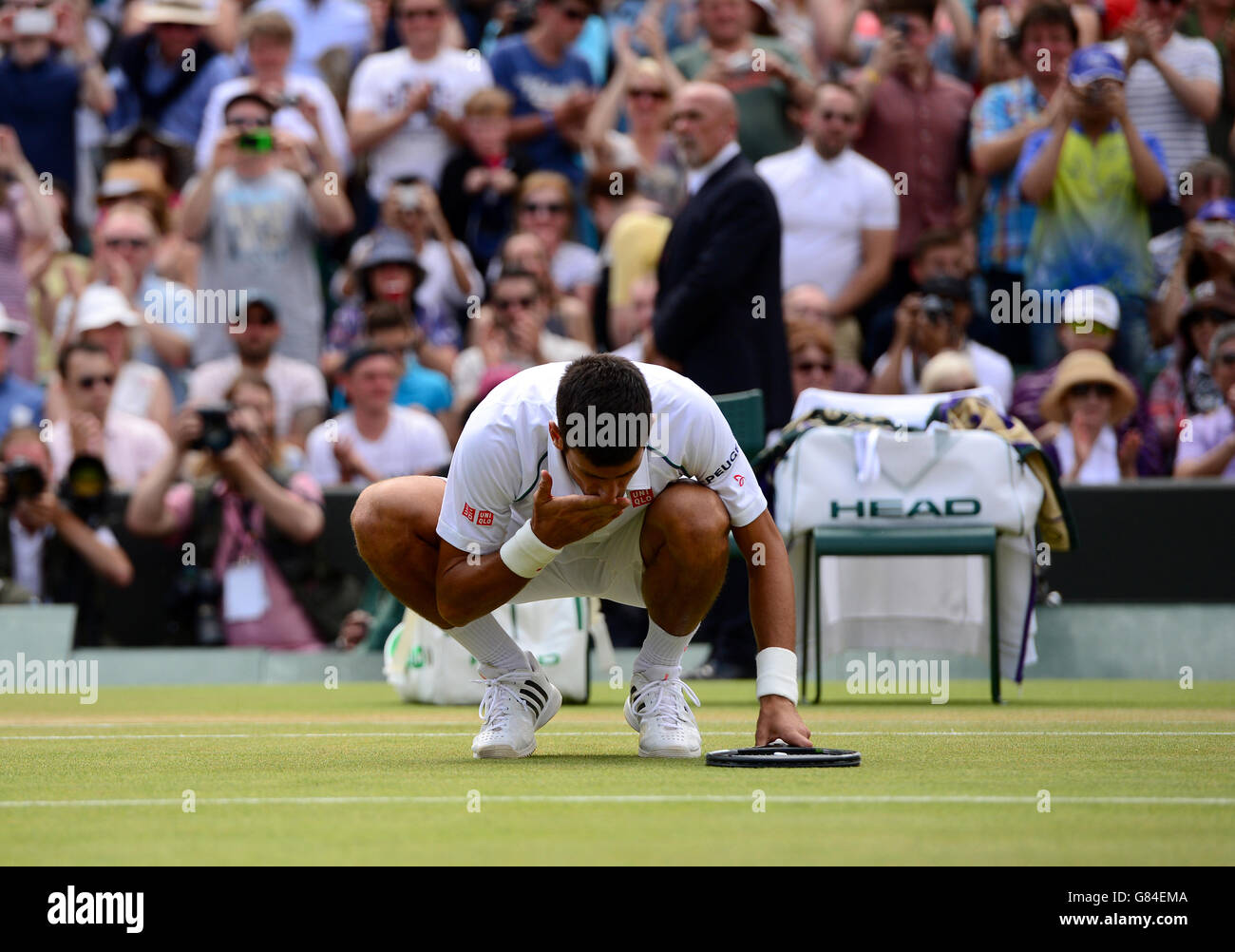 Novak Djokovic küsst den Platz, nachdem er Kevin Anderson am achten Tag der Wimbledon Championships beim All England Lawn Tennis und Croquet Club in Wimbledon besiegt hat. Stockfoto