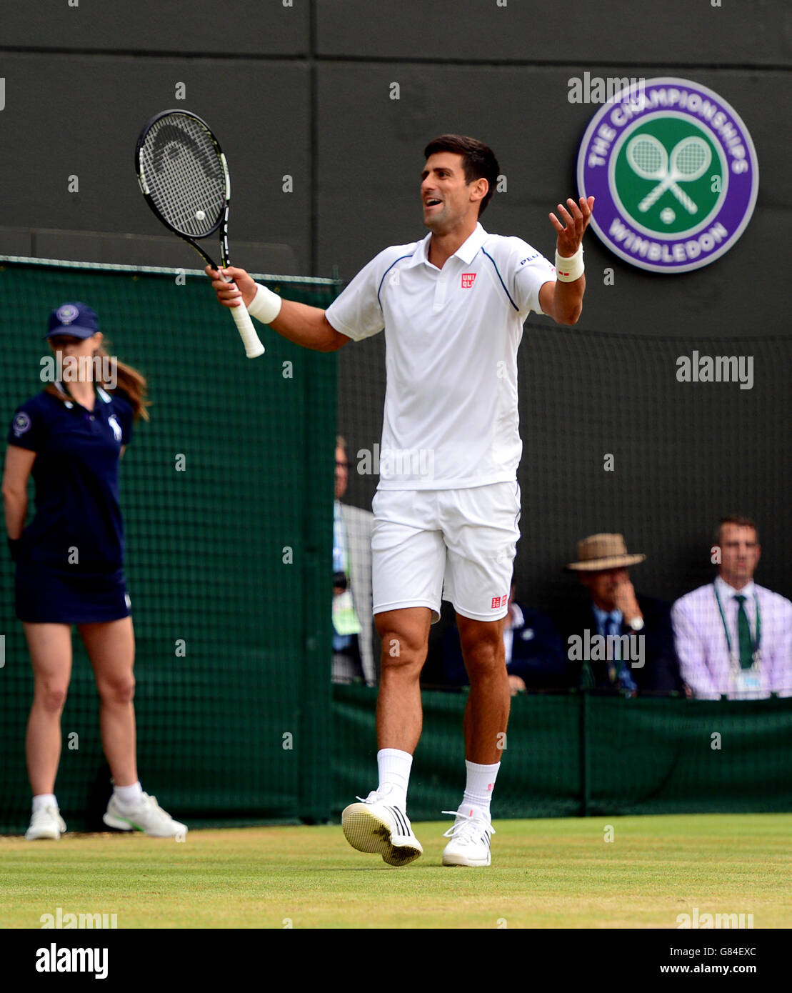 Novak Djokovic reagiert gegen Kevin Anderson während des achten Tages der Wimbledon Championships beim All England Lawn Tennis und Croquet Club in Wimbledon. Stockfoto